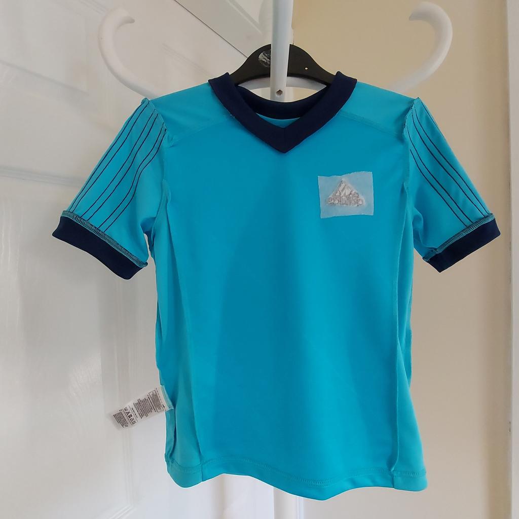 T-Shirt “Adidas“Performance

 Clima Lite Football

Jerseys Maillot

 Sea Wave Mix Colour

New With Tags

Actual size: cm

Length: 47 cm

Length: 30 cm from armpit side

Shoulders width: 31 cm

Length sleeves: 18 cm

Volume hand: 28 cm

Volume bust: 70 cm – 72 cm

Volume waist: 70 cm – 72 cm

Volume hips: 70 cm – 72 cm

Size: YS, 7-8 Years (UK) Eur 128, US YXS

Main Material: 100 % Polyester

Made in Philippines