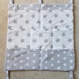 * Baby's comfort cot organiser
* Has a lot of different size pockets which are great for keeping dummies, nappies, toys etc
* Made of 100 % cotton cover fabric and breathable Hollowfibre inner.
All fabrics has an OEKO - TEX STANDARD 100 certificate for baby products
* Size : approx 60 x 60 cm