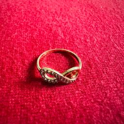 Infinity mini Ring 
Gelbgold 585
Größe: Sehr klein 
Passt für den kleinen Finger, als zweites Ring auf den Fingerspitzen oder für kleine Mädchen.
