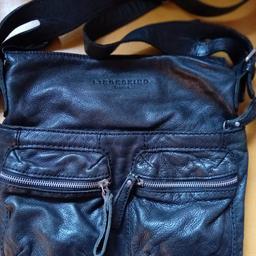 Tolle Tasche von Liebeskind
 Viele Innen- und Außentaschen, hochwertige Qualität, schwarzes dickes Leder, so gut wie keine Gebrauchsspuren