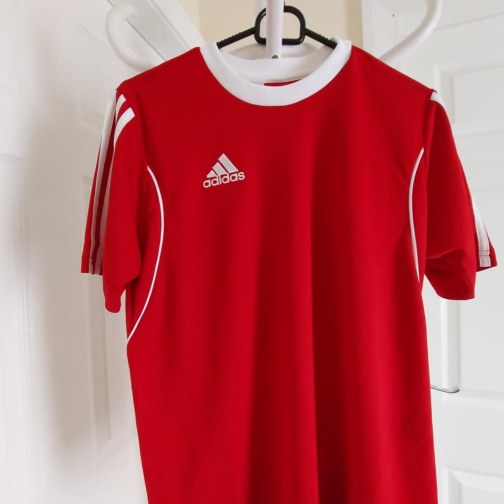 Tee-Shirt “Adidas“Performance

Football Clima Lite

Jerseys Maillot

Red White Colour

New With Tags

Actual size: cm

Length: 62 cm front

Length: 64 cm back

Length: 38 cm from armpit side

Shoulders width: 37 cm

Length sleeves: 22 cm

Volume hand: 37 cm

Volume bust: 90 cm – 95 cm

Volume waist: 90 cm – 95 cm

Volume hips: 90 cm – 95 cm

Size: YXL,14-15 Years (UK) Eur 164 cm, US YL

Shell: 100 % Polyester

Made in Indonesia