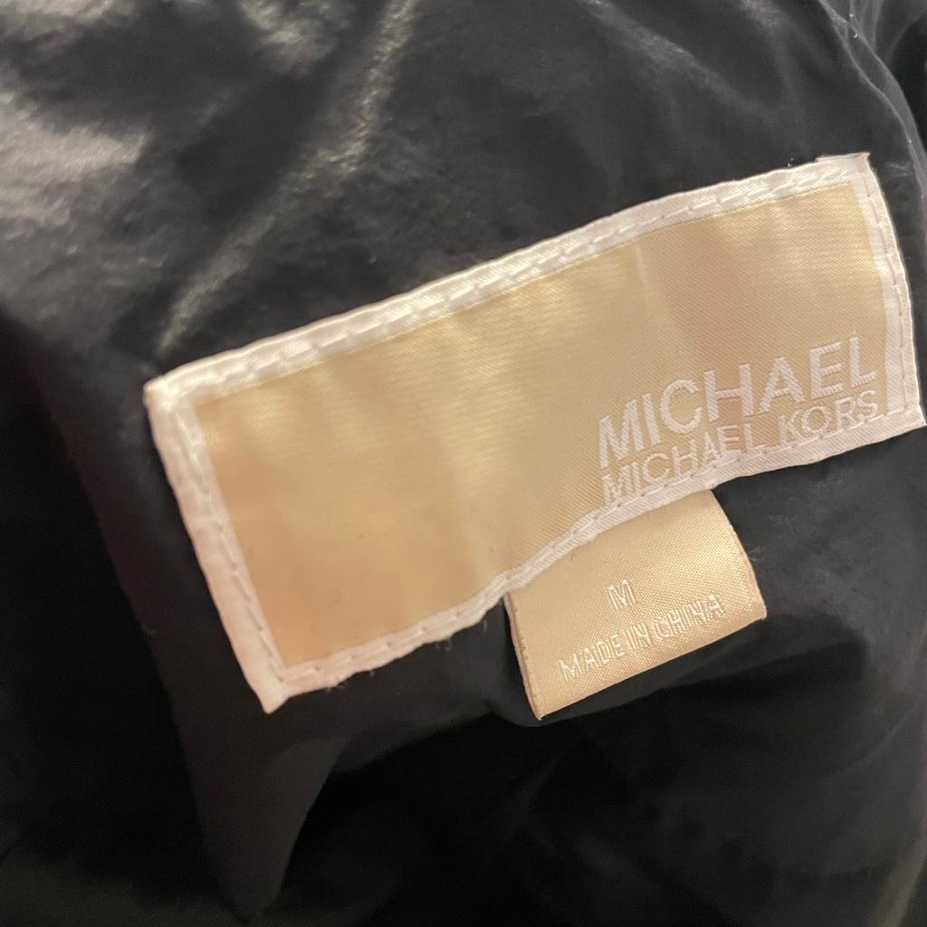 Michael Kors Jacke, mit seitliche Reißverschluss sehr gute Zustand.
Keine Rücknahme keine Garantie