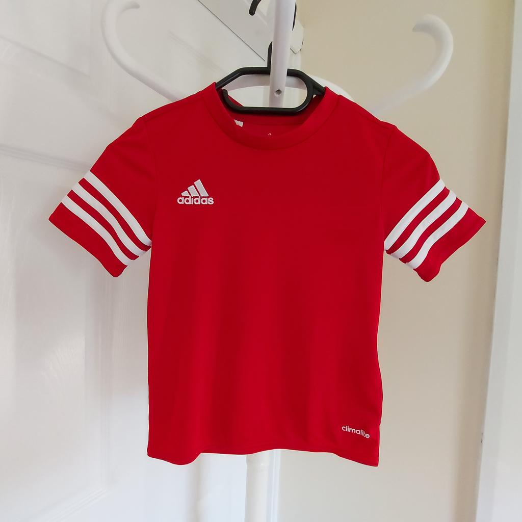 T-Shirt “Adidas“Performance

Clima Lite Football

 Jerseys Maillot

 Red Mix Colour

New With Tags

Actual size: cm

Length: 43 cm

Length: 27 cm from armpit side

Shoulders width: 30 cm

Length sleeves: 16 cm

Volume hand: 24 cm

Volume bust: 60 cm – 64 cm

Volume waist: 62 cm – 64 cm

Volume hips: 63 cm – 65 cm

Size: YXS, 5-6 Years (UK) Eur 116, US Y2XS

Shell: 100 % Polyester

Made in Egypt