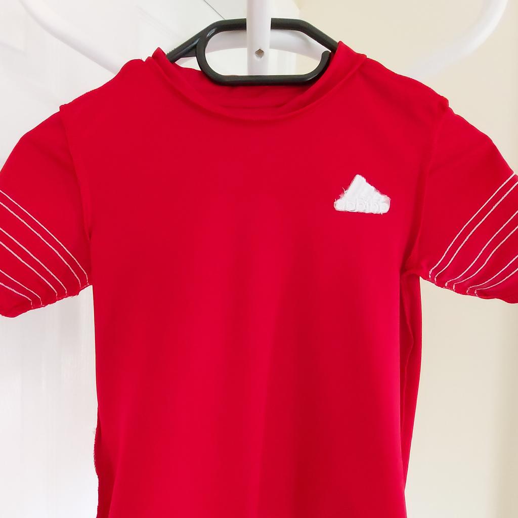 T-Shirt “Adidas“Performance

Clima Lite Football

 Jerseys Maillot

 Red Mix Colour

New With Tags

Actual size: cm

Length: 43 cm

Length: 27 cm from armpit side

Shoulders width: 30 cm

Length sleeves: 16 cm

Volume hand: 24 cm

Volume bust: 60 cm – 64 cm

Volume waist: 62 cm – 64 cm

Volume hips: 63 cm – 65 cm

Size: YXS, 5-6 Years (UK) Eur 116, US Y2XS

Shell: 100 % Polyester

Made in Egypt