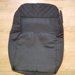 Maclaren's Universal Footmuff fits all Maclarens ,extra padding along the entire seat and zip-off front panel for quick access. It can be stored with the stroller when folded. Like new.
