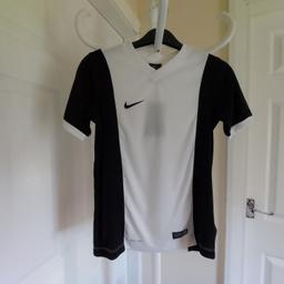 T-Shirt “Nike“Dri-Fit

Boys Garcons Authentic Football

White Black Colour

New With Tags

Authentic Nike – Team A Little Dirty

Actual size: cm

Length: 56 cm

Length: 36 cm from armpit side

Shoulder width: 34 cm

Length sleeves: 19 cm

Volume hand: 30 cm

Volume bust: 78 cm – 83 cm

Volume waist: 78 cm – 84 cm

Volume hips: 78 cm – 84 cm

Size: M, 10 - 12 Years (UK) Eur 137 – 147 cm

100 % Polyester

Made in Thailand