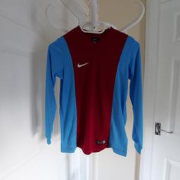 T-Shirt “Nike“Dri-Fit

Boys Garcons Authentic Football

Burgundy Blue Colour

 New With Tags

Authentic Nike – Team. With DRI-FIT Technology

Actual size: cm

Length: 55 cm

Length: 36 cm from armpit side

Shoulder width: 32 cm

Length sleeves: 49 cm

Volume hand: 30 cm

Volume bust: 78 cm – 83 cm

Volume waist: 75 cm – 82 cm

Volume hips: 78 cm – 84 cm

Size: S, 8-10 Years (UK) Eur 128-137 cm

100 % Polyester

Made in Cambodia