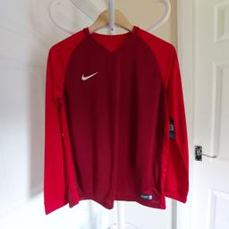 T-Shirt “Nike“Dri-Fit

Youth Unisex Authentic Football

Red Colour

New With Tags

Authentic Football. With DRI-FIT Technology

Actual size: cm

Length: 63 cm

Length: 41 cm from armpit side

Length sleeves: 71 cm from neck

Volume hand: 39 cm from neck

Volume bust: 90 cm – 94 cm

Volume waist: 90 cm – 95 cm

Volume hips: 91 cm – 95 cm

Size: XL, 13 - 15 Years (UK) Eur 158 – 170 cm

Body: 100 % Polyester

Mesh: 100 % Polyester

Made in Thailand