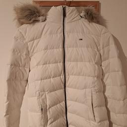 Verkaufe eine kaum getragene Tommyjeans Winterjacke für Damen in Größe M. Der Neupreis waren 200€!.