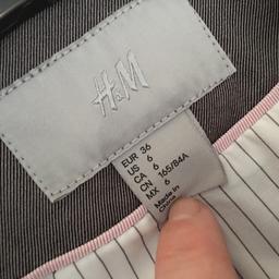 Schönes leichtes Jackett von H&M , sehr angenehm zu tragen, Baumwolle, Tolles grau . 
Versand 3,99 Euro
