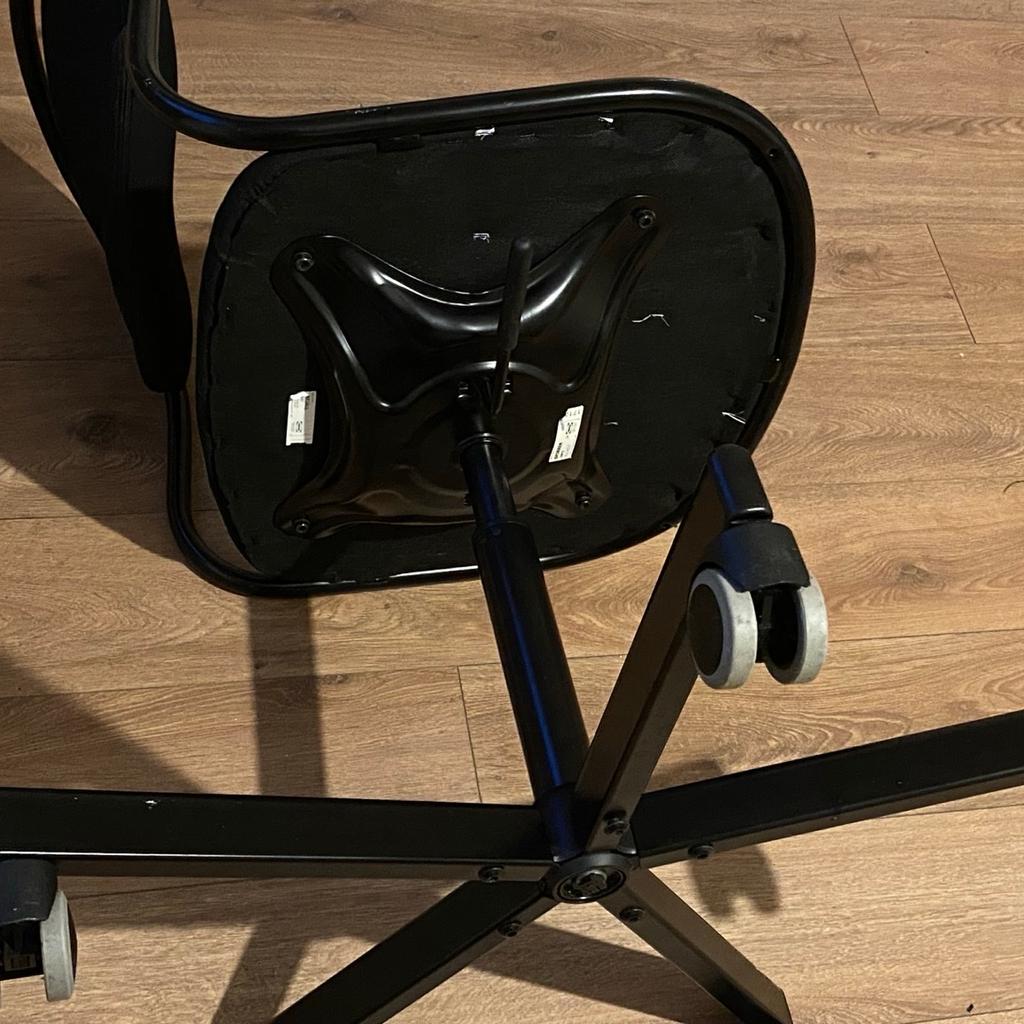 This is a good quality chair with wheels for office use or room use. Barely used as I had no use for it. Willing to drop off for an extra £10 in Bolton area only.