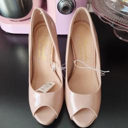 ladies high heel shoes
nude colour
size 5
BNWT
COLLECTION ONLY