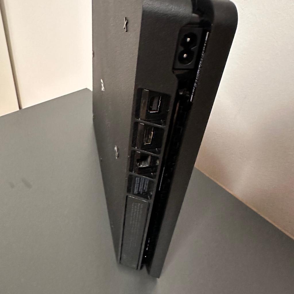 Verkaufe meine kaum benutzte PS 4 Slim in schwarz, mit 2 Joysticks + Ladestation & Paddles.
Der Zustand ist Super, wie neu.