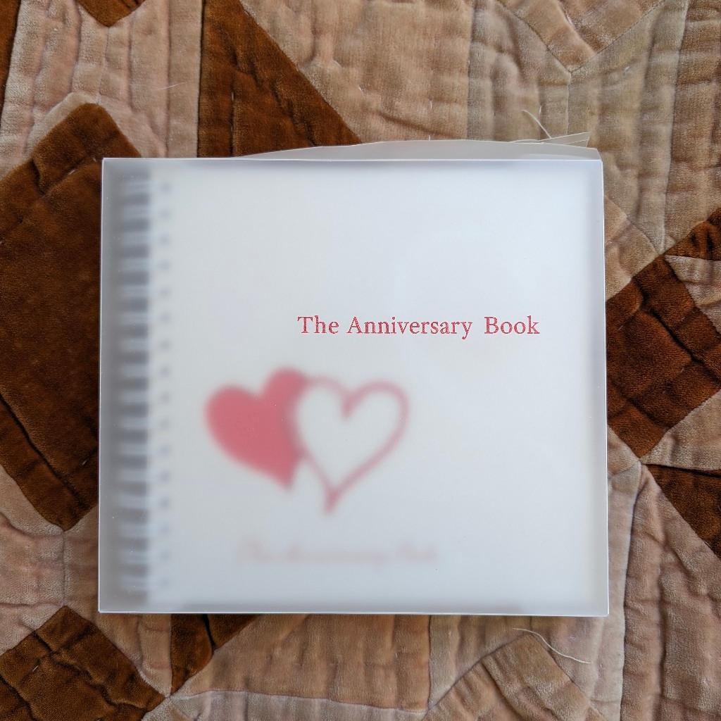 The Anniversary Book. Perfect to create memories of marriage. Outer plastic sleeve has a slight crack but the book is perfect condition.
Size: 24cm x 21m x 4cm
Ideally use 6x4 inch photos