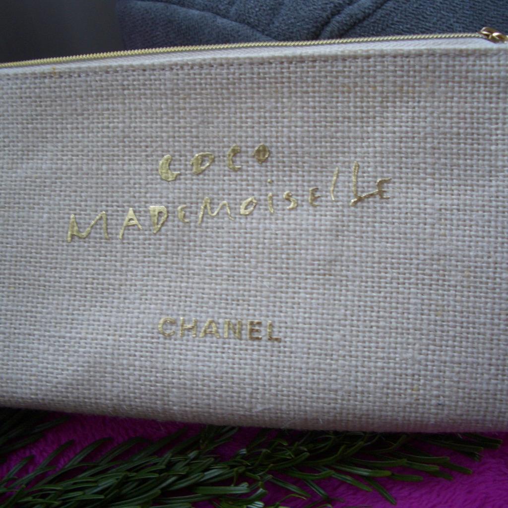 Biete eine Dior Chanel Coco Kosmetiktasche
Beige Flachnetz Kosmetiktasche
20 cm x 12 x 12 cm
