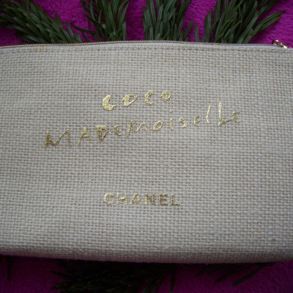 Biete eine Dior Chanel Coco Kosmetiktasche
Beige Flachnetz Kosmetiktasche
20 cm x 12 x 12 cm