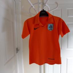 Shirt “Nike“Nike Sphere Dry

 Orange Colour

Good Condition

Actual size: cm

Length: 52 cm front

Length: 54 cm back

Length: 35 cm from armpit side

Shoulder width: 31 cm

Length sleeves: 18 cm

Volume hand: 27 cm

Volume bust: 75 cm – 80 cm

Volume waist: 75 cm – 80 cm

Volume hips: 75 cm – 80 cm

Size: 8-10 Years (UK) Eur 128-140 cm

100 % Polyester

Exclusive of Decoration

Made in Morocco