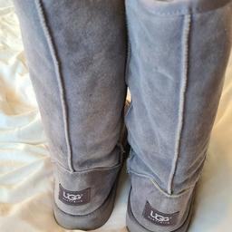 Grey Australia style snow boots in excellent condition 1st 2c will buy. Uk 6 but a generous uk6. I can offer free local delivery within five miles of my postcode or cash on collection as well as postage with extra cost. See photos for condition size flaws materials colour etc. Any questions please ask and I will answer asap. I aim to despatch same day where possible.