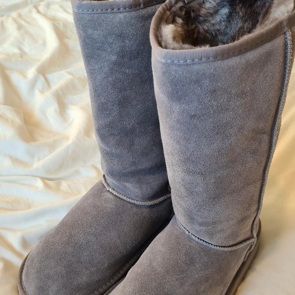 Grey Australia style snow boots in excellent condition 1st 2c will buy. Uk 6 but a generous uk6. I can offer free local delivery within five miles of my postcode or cash on collection as well as postage with extra cost. See photos for condition size flaws materials colour etc. Any questions please ask and I will answer asap. I aim to despatch same day where possible.