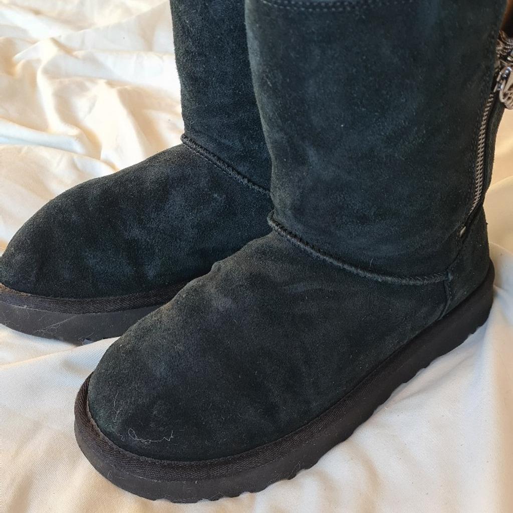 Black Uggs Australia style snow boots with chains and zip fastening. in very good condition 1st 2c will buy. Uk 4. I can offer free local delivery within five miles of my postcode or cash on collection as well as postage with extra cost. See photos for condition size flaws materials colour etc. Any questions please ask and I will answer asap. I aim to despatch same day where possible.