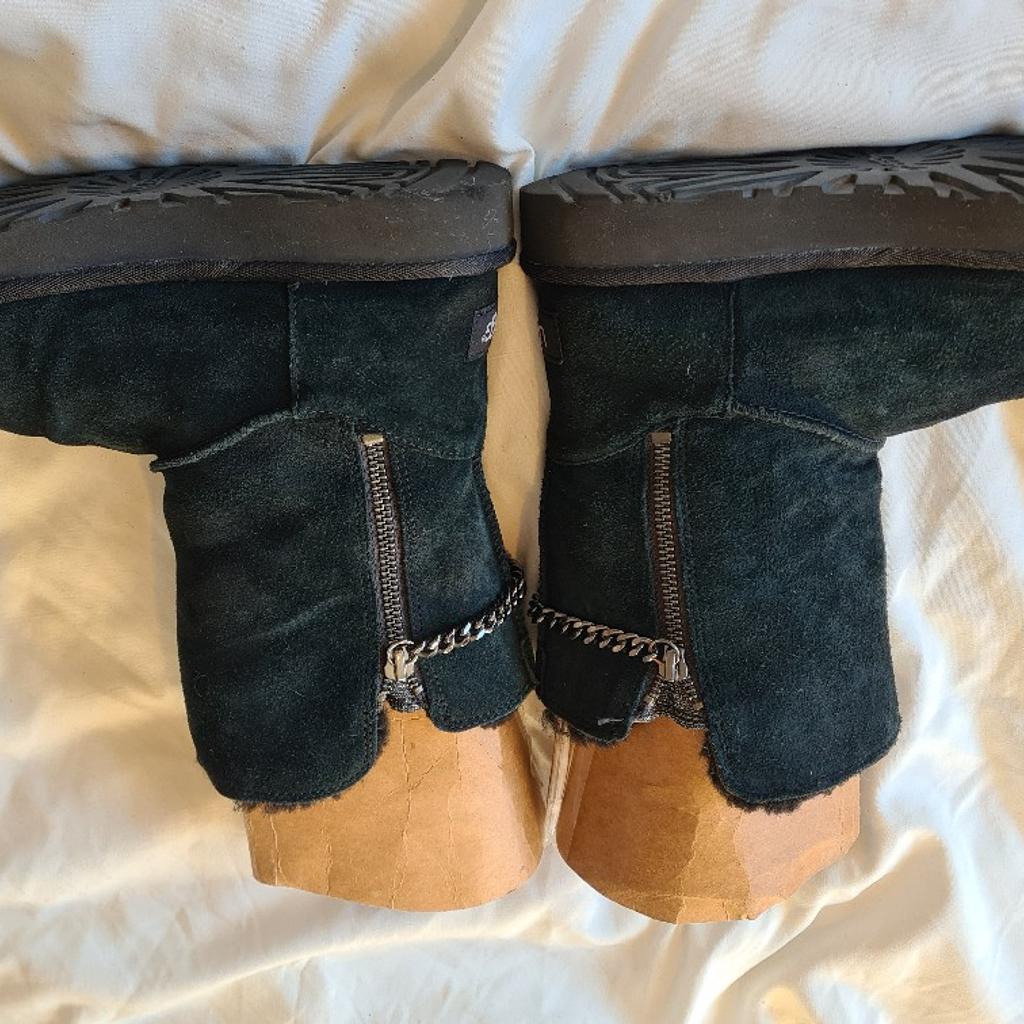Black Uggs Australia style snow boots with chains and zip fastening. in very good condition 1st 2c will buy. Uk 4. I can offer free local delivery within five miles of my postcode or cash on collection as well as postage with extra cost. See photos for condition size flaws materials colour etc. Any questions please ask and I will answer asap. I aim to despatch same day where possible.