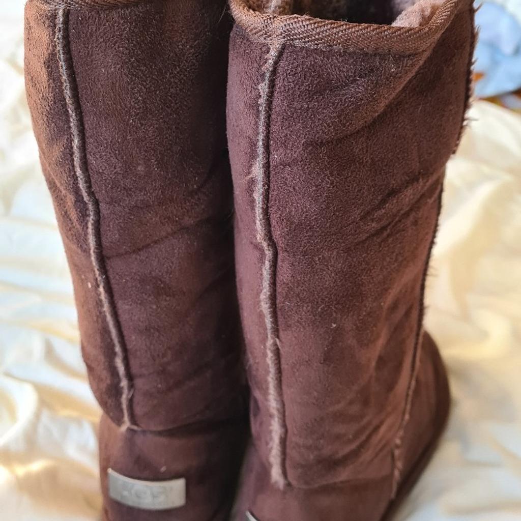 Brown Uggs Australia style snow boots. in very good condition 1st 2c will buy. Uk 4. I can offer free local delivery within five miles of my postcode or cash on collection as well as postage with extra cost. See photos for condition size flaws materials colour etc. Any questions please ask and I will answer asap. I aim to despatch same day where possible.