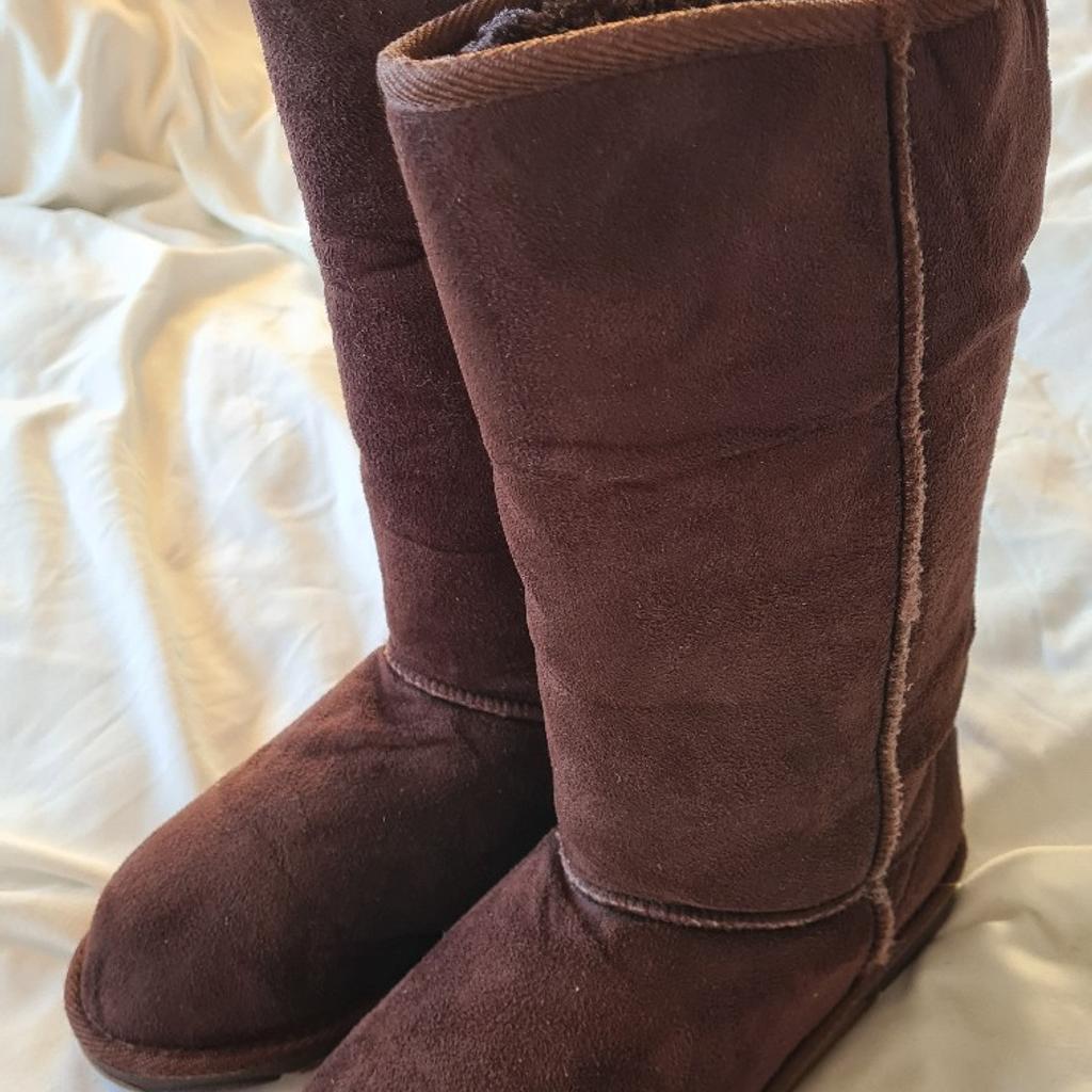 Brown Uggs Australia style snow boots. in very good condition 1st 2c will buy. Uk 4. I can offer free local delivery within five miles of my postcode or cash on collection as well as postage with extra cost. See photos for condition size flaws materials colour etc. Any questions please ask and I will answer asap. I aim to despatch same day where possible.