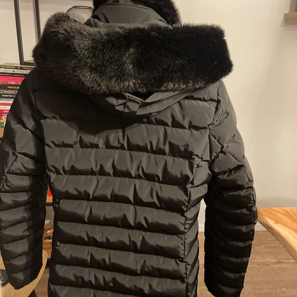Ich verkaufe meine Wellensteyn Winterjacke / Mantel 
Große: S
Farbe: schwarz

Sehr selten getragen. Wie neu!