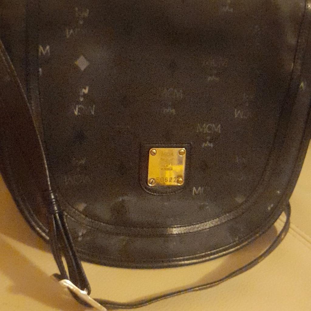 Verkaufe meine MCM Handtasche ORGINAL eine sehr schönes Vintage Handtasche handgemacht innen komplett aus Leder für Liebhaber
Bei Fragen gerne schreiben

Privatverkauf daher keine Garantie oder Rücknahme möglich
Abholung oder Versand 6€
Kein PayPal nur Überweisung