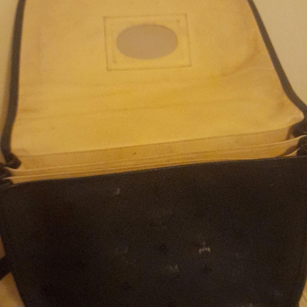 Verkaufe meine MCM Handtasche ORGINAL eine sehr schönes Vintage Handtasche handgemacht innen komplett aus Leder für Liebhaber
Bei Fragen gerne schreiben

Privatverkauf daher keine Garantie oder Rücknahme möglich
Abholung oder Versand 6€
Kein PayPal nur Überweisung