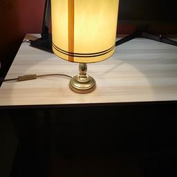 Eine antike Lampe Schirmlampe mit schönem Licht. Die Lampe befindet sich in gutem Zustand. Goldene Ständer aus Messing, Kabel cirka 1 Meter lang. Höhe 33 cm, Schirm Breite 17 cm.