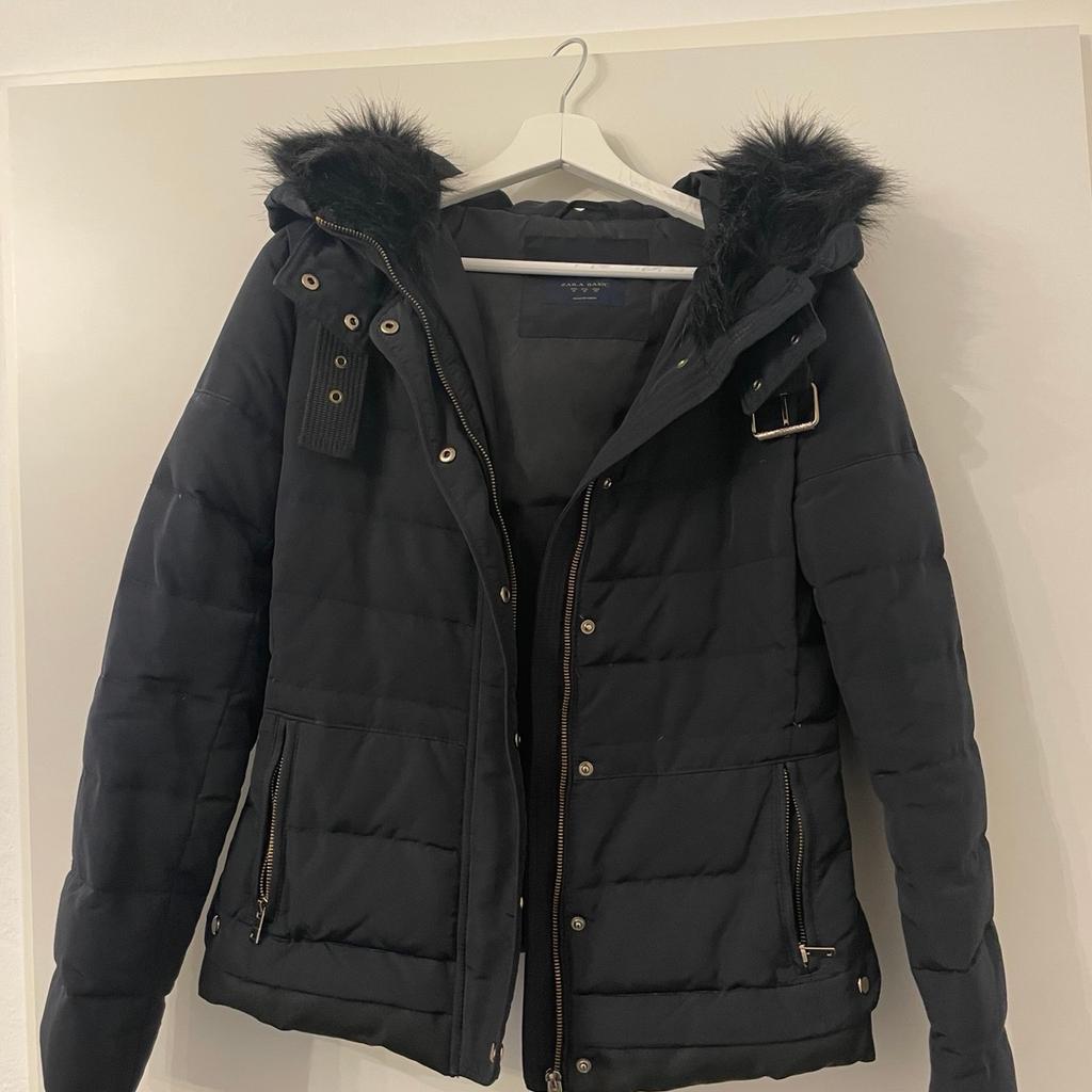 Sehr schöne warme und taillierte Winterjacke vom Zara!
Farbe dunkelblau!
Ein älteres Model, Größe M (38)
Getragen!

Versand auch möglich, selbst zu bezahlen!
