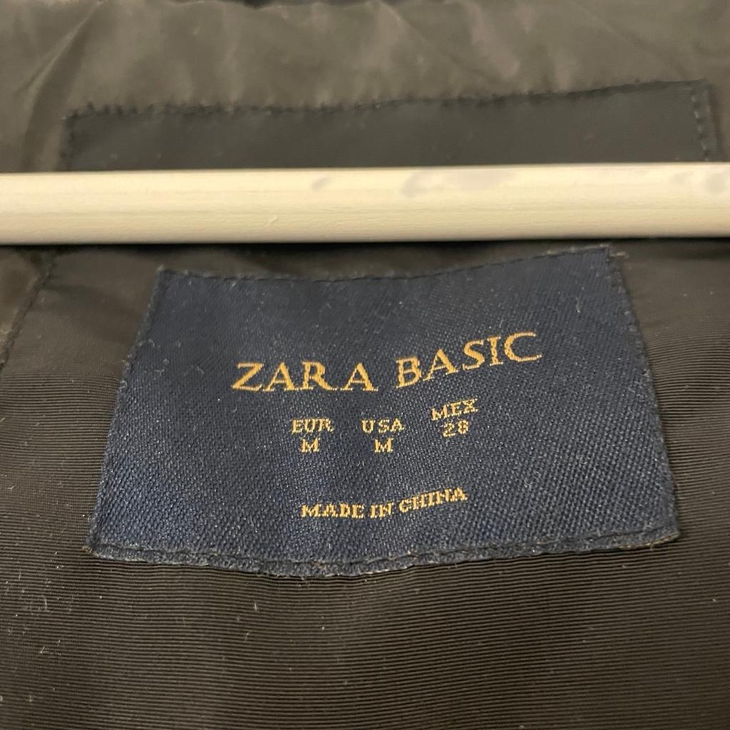 Sehr schöne warme und taillierte Winterjacke vom Zara!
Farbe dunkelblau!
Ein älteres Model, Größe M (38)
Getragen!

Versand auch möglich, selbst zu bezahlen!
