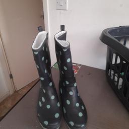 wellington boots ladies size 7 blue/black with green spots on. fur lined. never worn good condition bought from aldi.