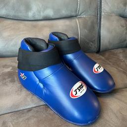 Teen or adult kick-boxing foot guards size small. Hardly used, but with most equipment used in a gym, the bottom is dirty! Can’t really wash these either. From a kick-boxing centre so good quality