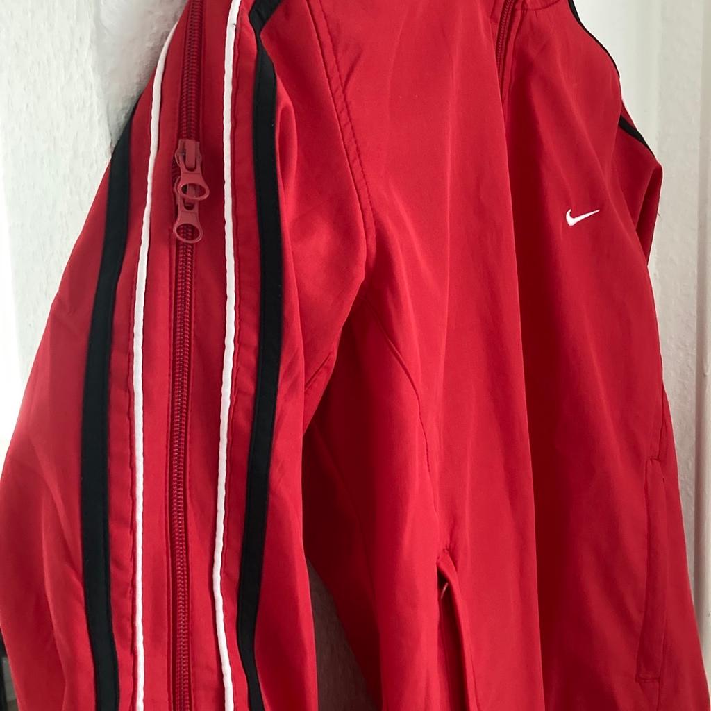 Trainingsjacke in rot, leicht oversized