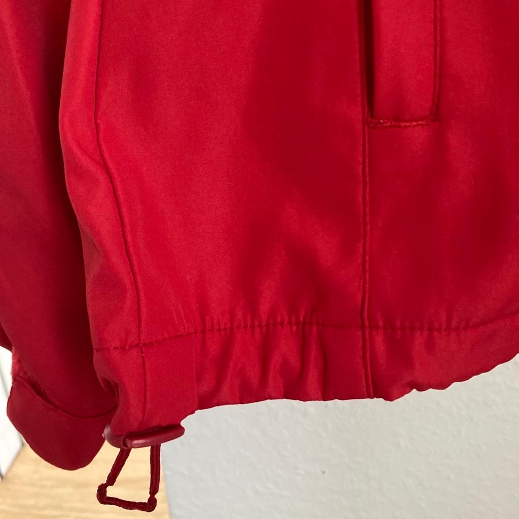 Trainingsjacke in rot, leicht oversized