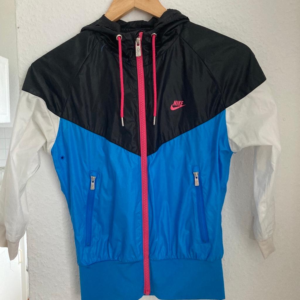 Nike Regenjacke in schwarz-blau-weiß