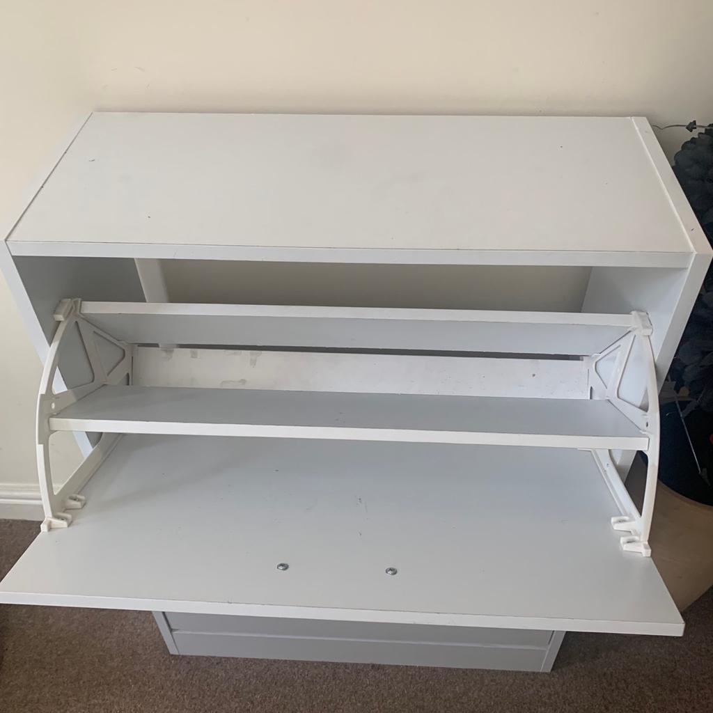 White shoe cabinet
Height 80cm
Length 60cm
Width 24cm

Holds up-to approximately 10/12 pairs
Depending on at shoe style
ONO