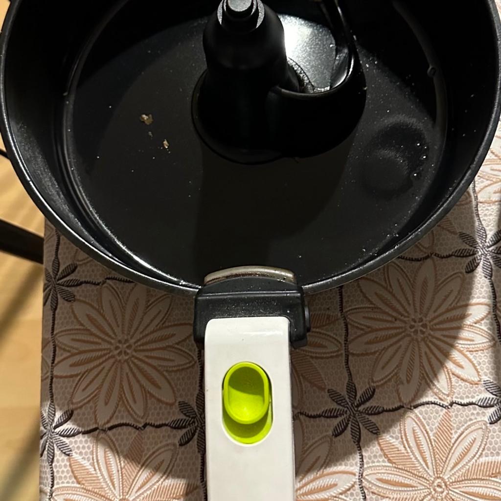 White actifry. A air fryers . The handle is loose .but still useable, original brought 99 pounds and selling it dirt cheap. So no bargaining and no time waster…