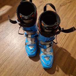 Skitourenschuh Dynafit TLT6 Gr. 25/25.5 entspricht Gr 39/40 Sohlenlänge 277mm. Laschen sind dabei, nicht auf dem Foto. Sehr bequemer Schuh, guter Zustand.