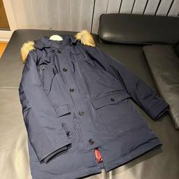 Neuwertige Daunenjacke Hugo Boss, dunkelblau, Gr. 52, nur 2,3 mal getragen,sehr guter Zustand.
NP. 1200€