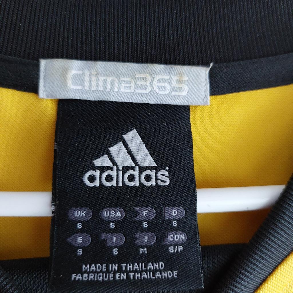 Verk. sehr schönes Gelbes Adidas Shirt mit Schwarzen Streifen, wie Neu, paar mal getragen, Grösse S (Fällt aber grösser aus, eher eine M oder L,da zuklein, keine Flecken oder Löcher, Tierfreier Haushalt, für 19 Euro plus 4 Euro Versand.