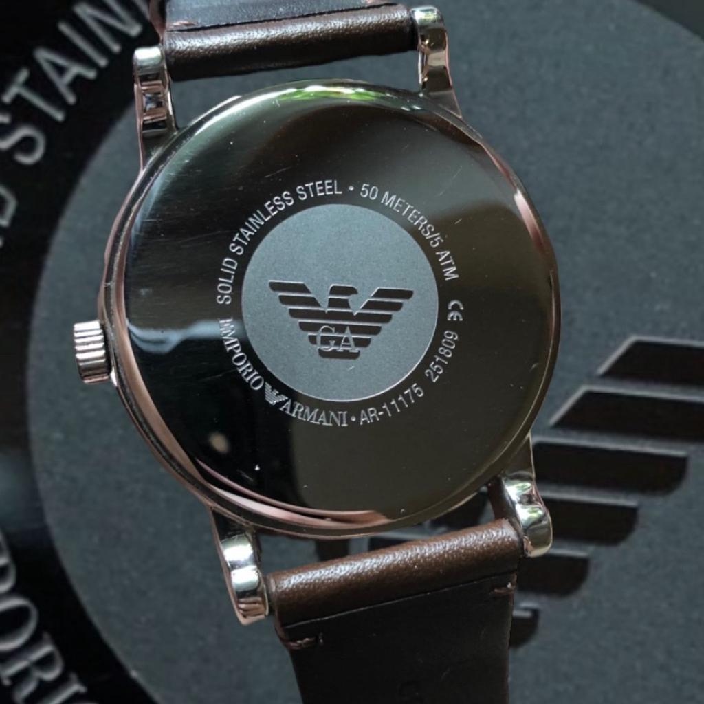 •Original Emporio Armani Uhr mit Zertifikat ‼️

•43-mm-Gehäuse, Mineralglas, 3-Zeiger-Quarzwerk mit analoger Datumsanzeige, 22-mm-Bandbreite.

•Rundes Edelstahlgehäuse mit grauem Zifferblatt.

•Braunes Lederband

•Wasserdicht bis zu 50m: Vor Spritzwasser geschützt.

•Verpackt in Emporio Armani Geschenkbox

•Diese Herrenuhr mit 43-mm-gehäuse hat ein 3-Zeiger-Werk mit grauem Sunray-Zifferblatt und roségoldfarbenen Ziffern.

•Die Uhr funktioniert mit einer Batterie vom Typ SR626SW. Uhr steht!

•Wurde selten getragen.