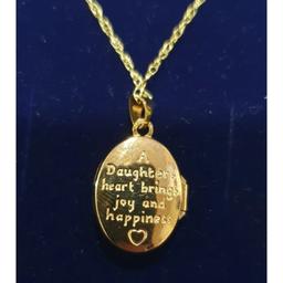 Beautiful 9ct gold locket and chain with  daughter written words at the back, very good condition 18" chain and fully stamped,  any questions please ask