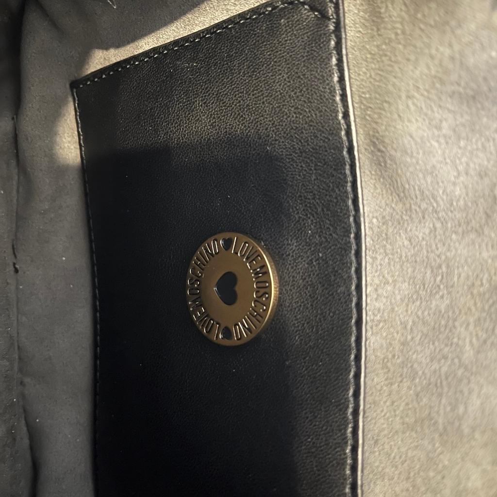 Verkaufe eine schwarze Love Moschino Tasche mit goldenen Details, Zustand wie neu, wurde zwei bis dreimal getragen, Henkel in der Länge verstellbar, Maße 22x17x7 cm, zzgl. Versand