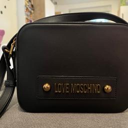 Verkaufe eine schwarze Love Moschino Tasche mit goldenen Details, Zustand wie neu, wurde zwei bis dreimal getragen, Henkel in der Länge verstellbar, Maße 22x17x7 cm, zzgl. Versand
