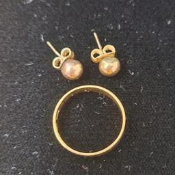 9ct gold band , unsure of size but would say P, and a pair of 9ct studs, both fully stamped , any questions please ask 