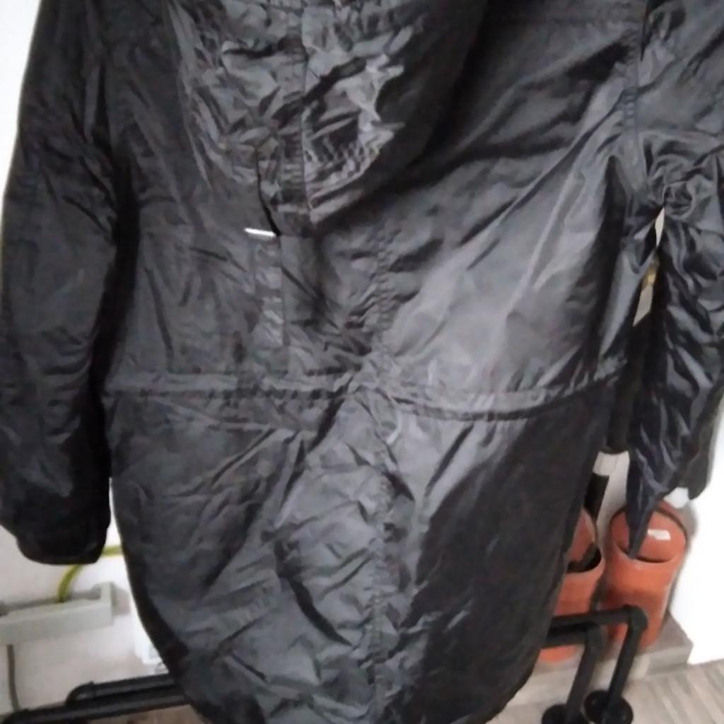 Wintermantel 36 Damen H&M Logg schwarz Wasser- Wind- und Regendicht dick gefüttert
Leider ist der Reißverschluss defekt