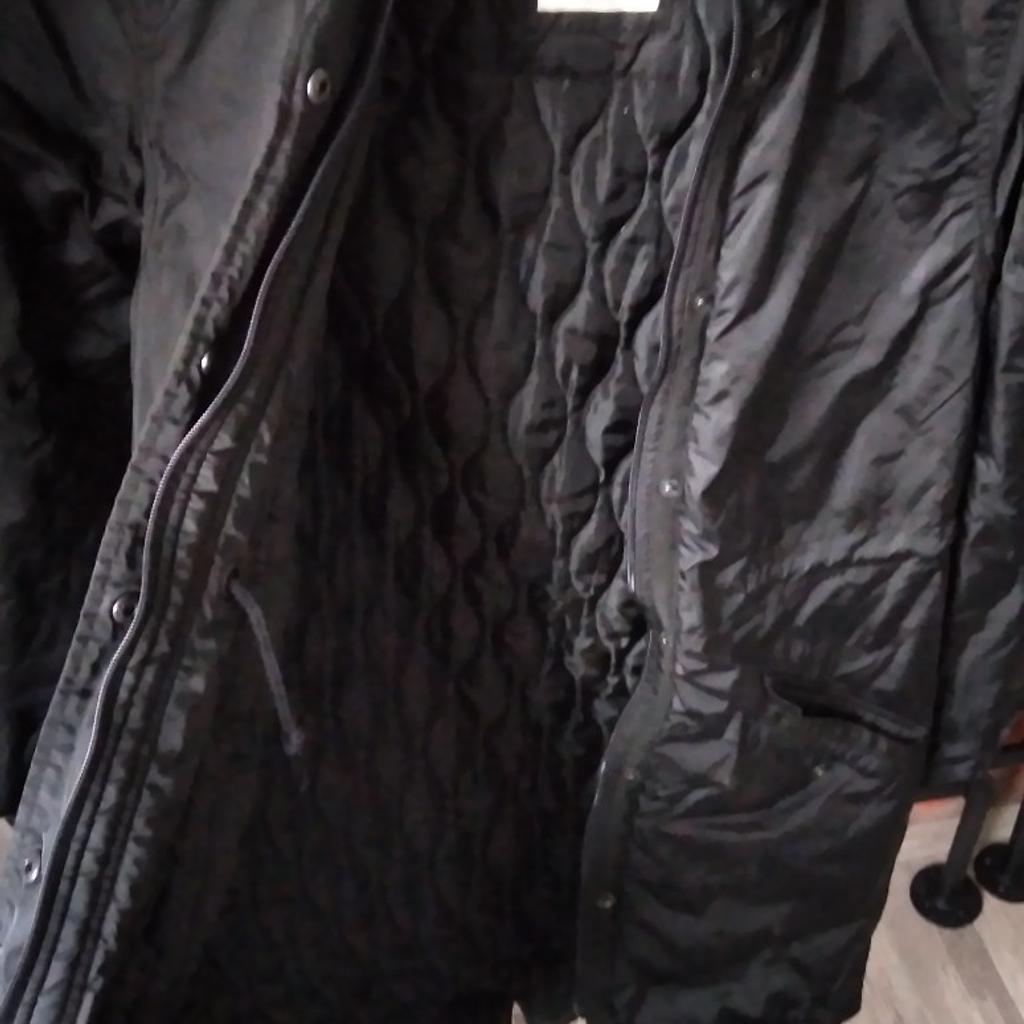 Wintermantel 36 Damen H&M Logg schwarz Wasser- Wind- und Regendicht dick gefüttert
Leider ist der Reißverschluss defekt